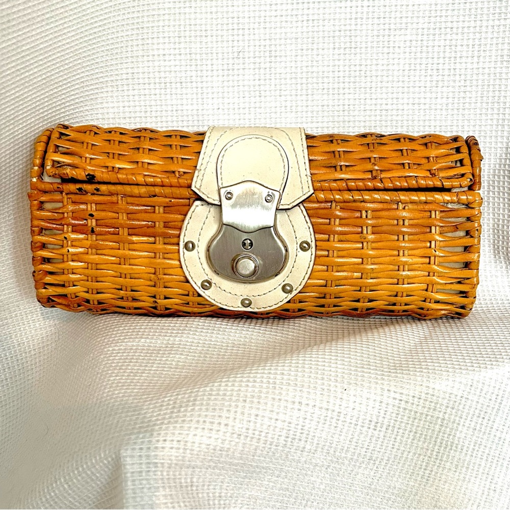 90s does 50s vintage wicker clutch✨